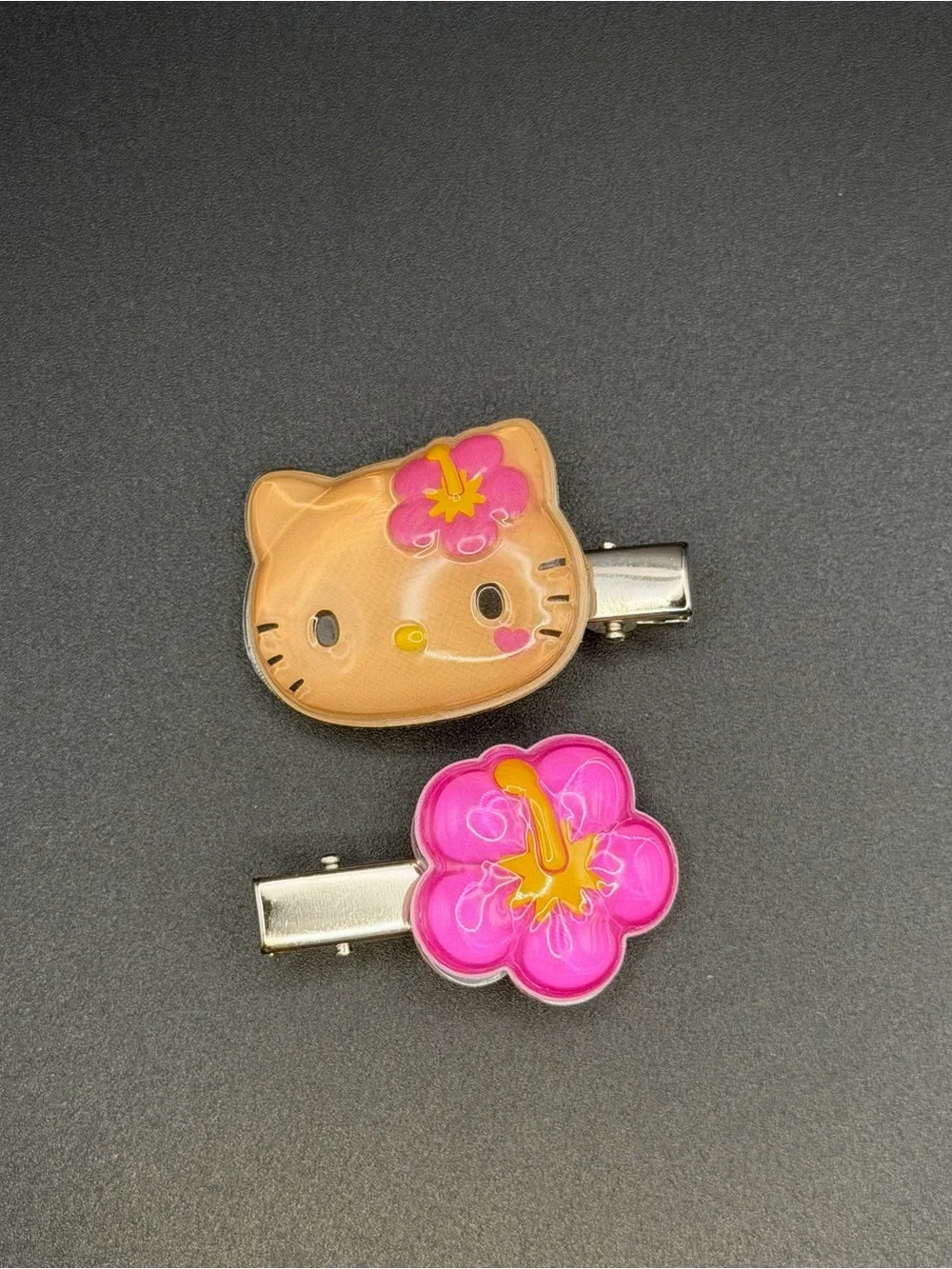 Sanrio tanned Hello Kitty with Hibiscus hair clips(one pair) HC9